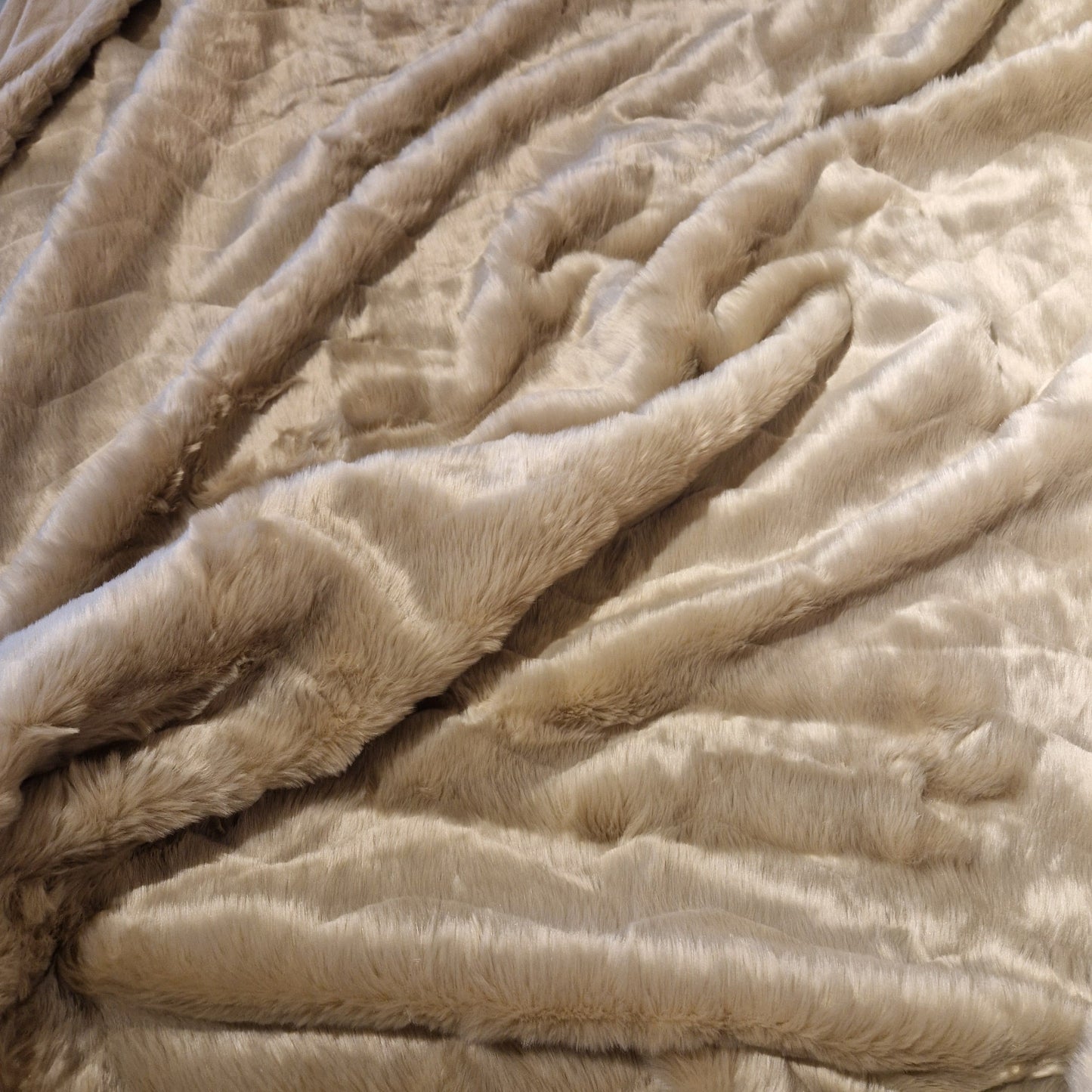 Pătură Moale 150x190cm, Imitatie Blană, Față Catifelată din Acril, Spate Poliester, Model PB7