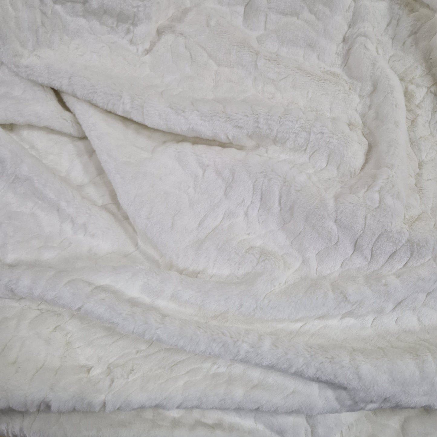 Pătură Moale 150x190cm, Imitatie Blană, Față Catifelată din Acril, Spate Poliester, Model PB9