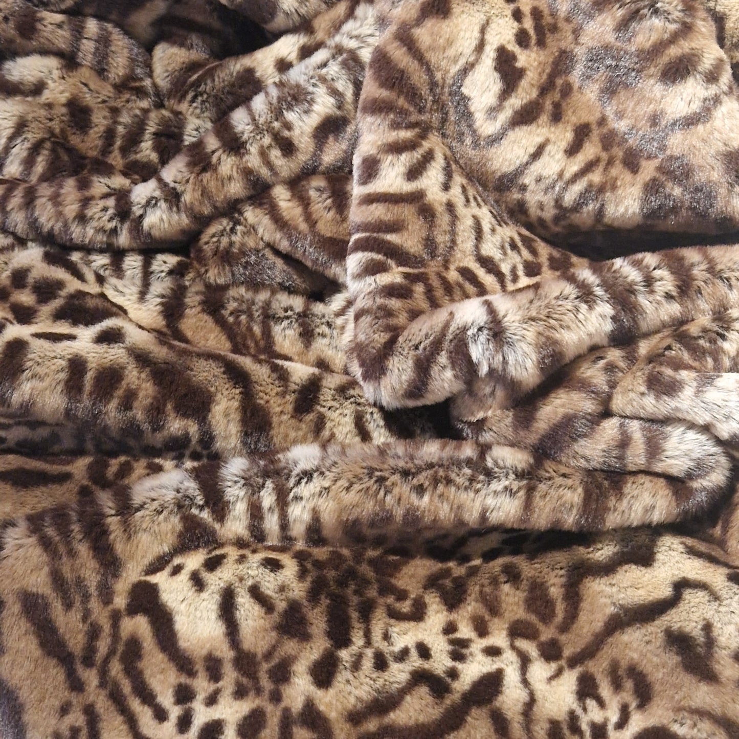 Pătură Moale 160x200cm, Imitatie Blană, Față Catifelată din Acril, Spate Poliester, Model PB2