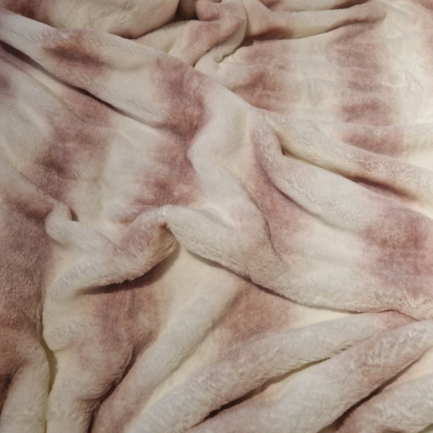 Pătură Moale 160x200cm, Imitatie Blană, Față Catifelată din Acril, Spate Poliester, Model PB4